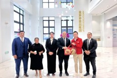 Amos 阿麦斯请瑙鲁总统吃糖：瑙鲁总统春节前夕邂逅“中国甜蜜”